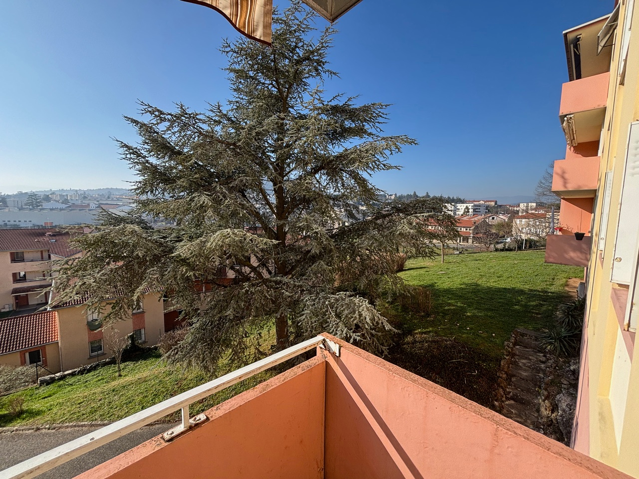 Appartement avec balcon, garage et cave
