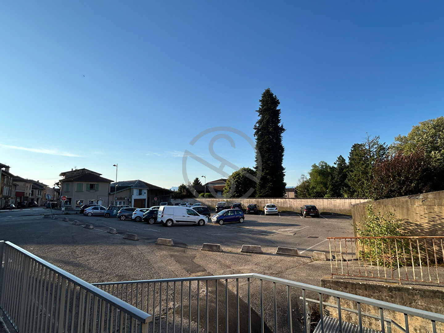 Local d&rsquo;activité La Cote St Andre 694 m2